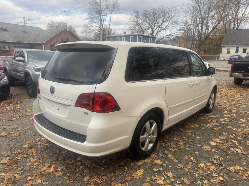 2010 Volkswagen Routan Image 3
