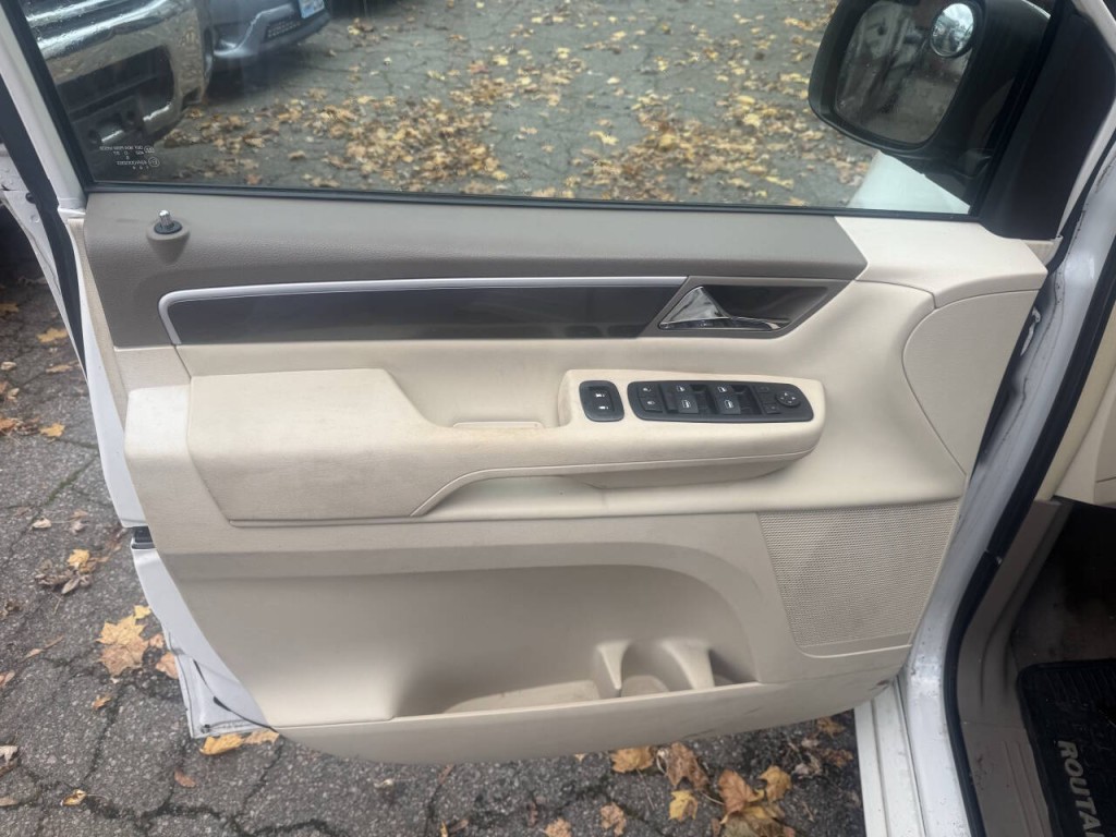 2010 Volkswagen Routan Image 9