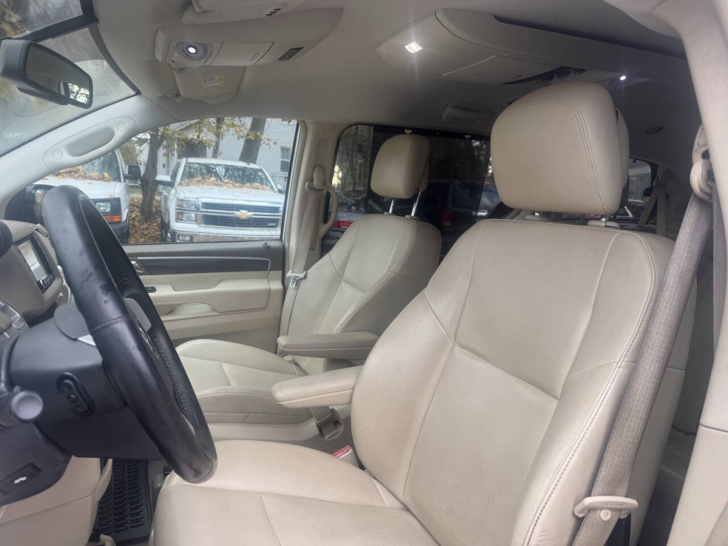 2010 Volkswagen Routan Image 11