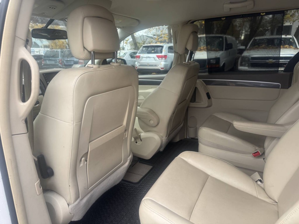 2010 Volkswagen Routan Image 12