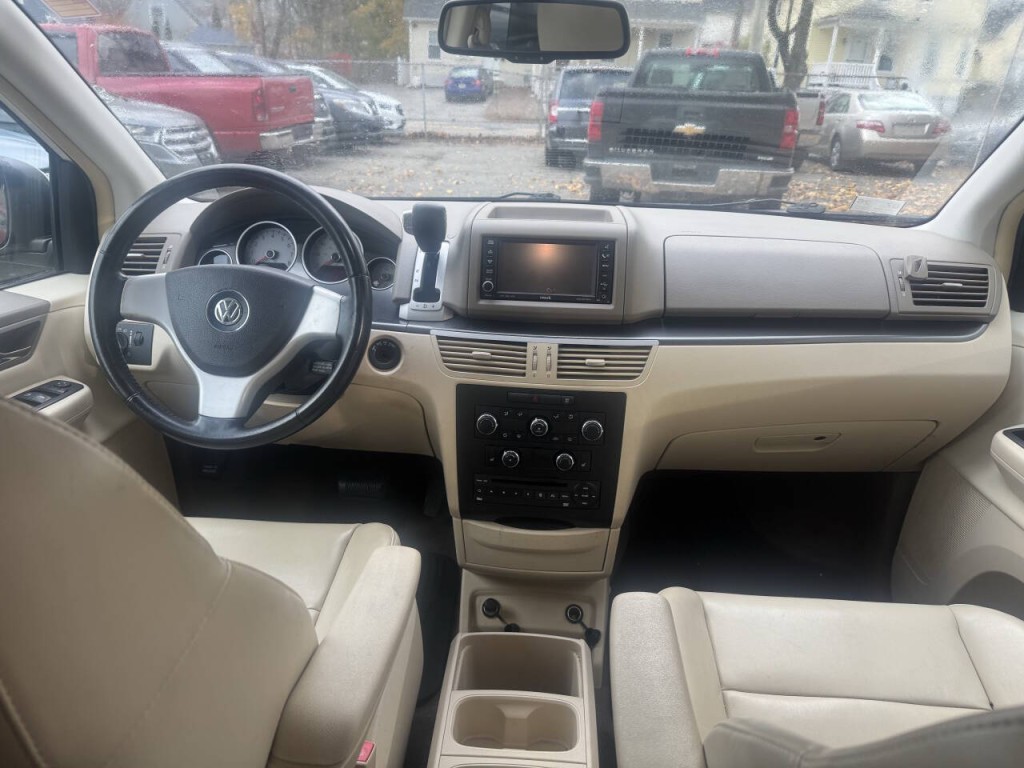2010 Volkswagen Routan Image 15