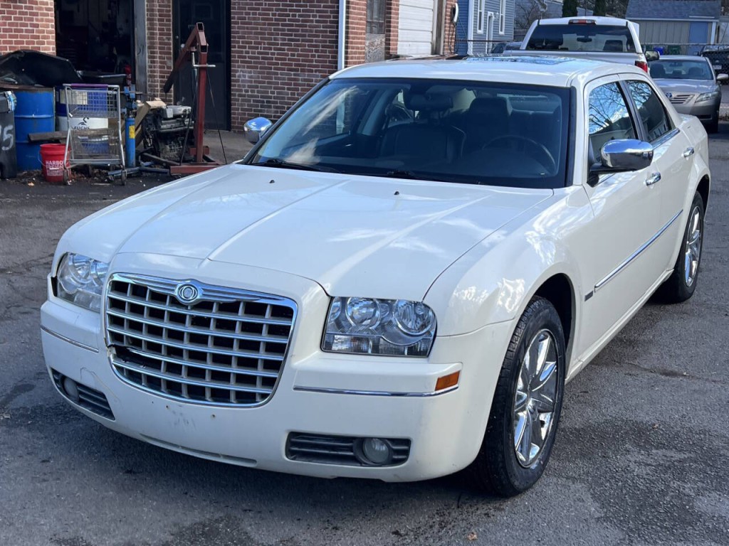 2010 Chrysler 300 Image 2