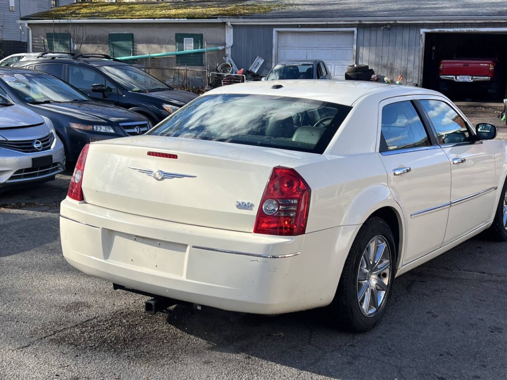 2010 Chrysler 300 Image 5