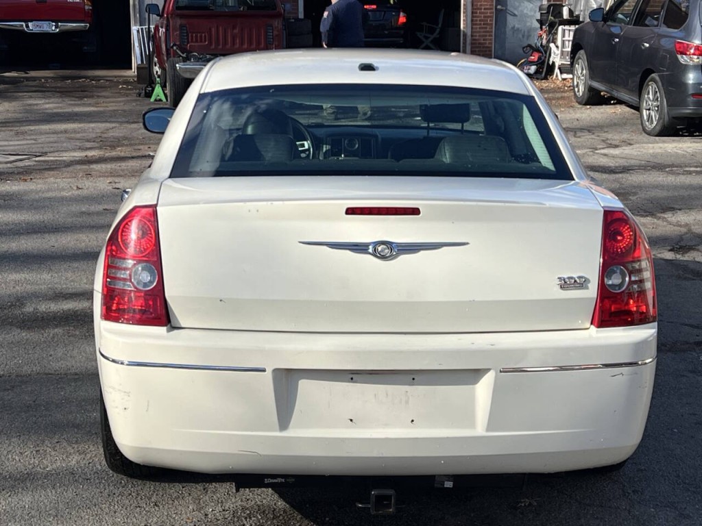2010 Chrysler 300 Image 9