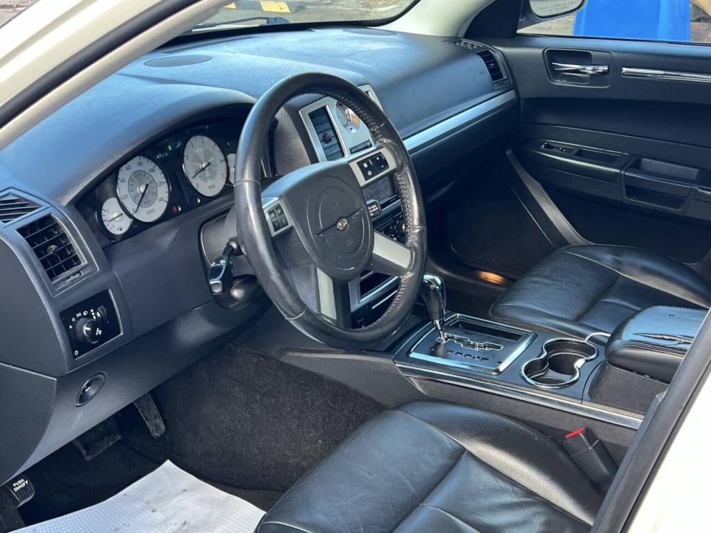 2010 Chrysler 300 Image 10