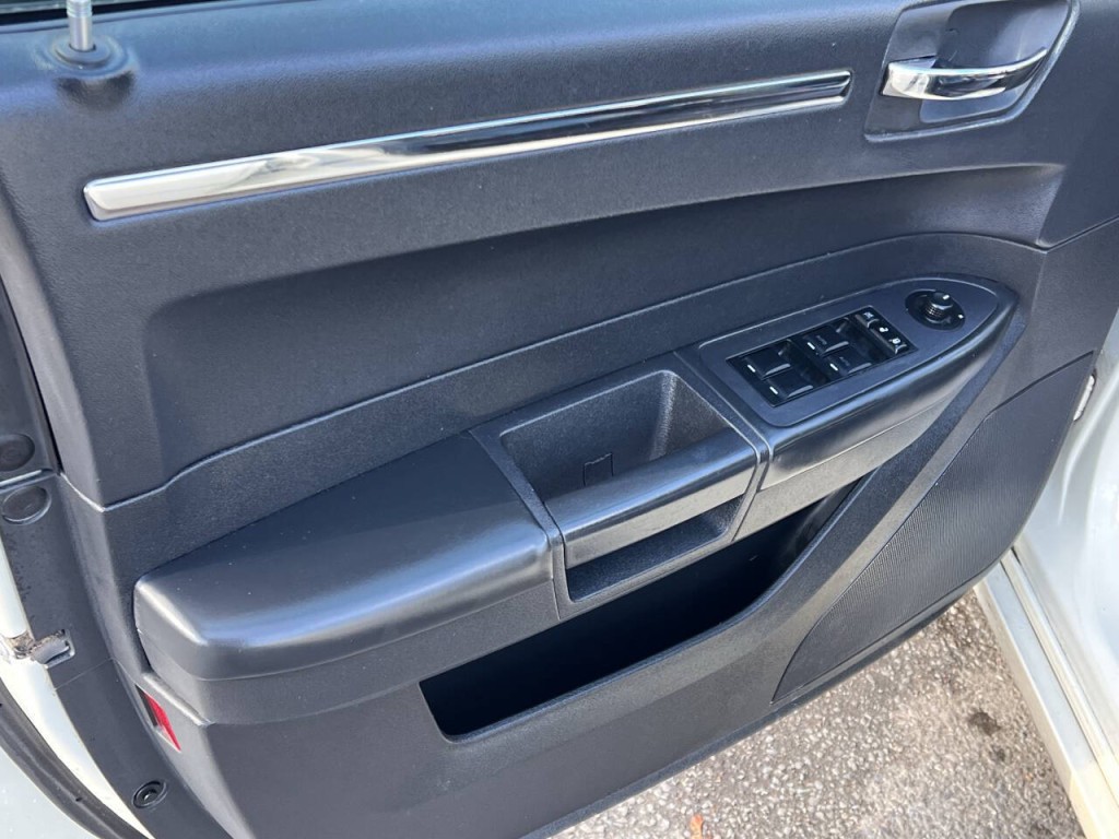 2010 Chrysler 300 Image 11