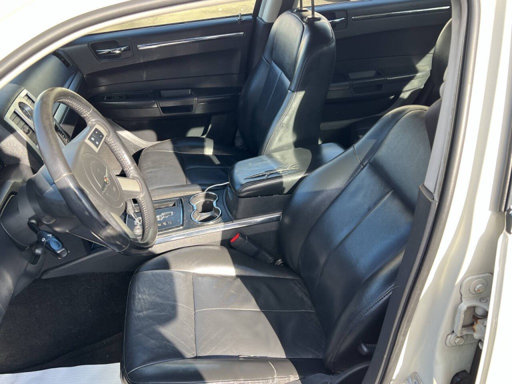 2010 Chrysler 300 Image 12