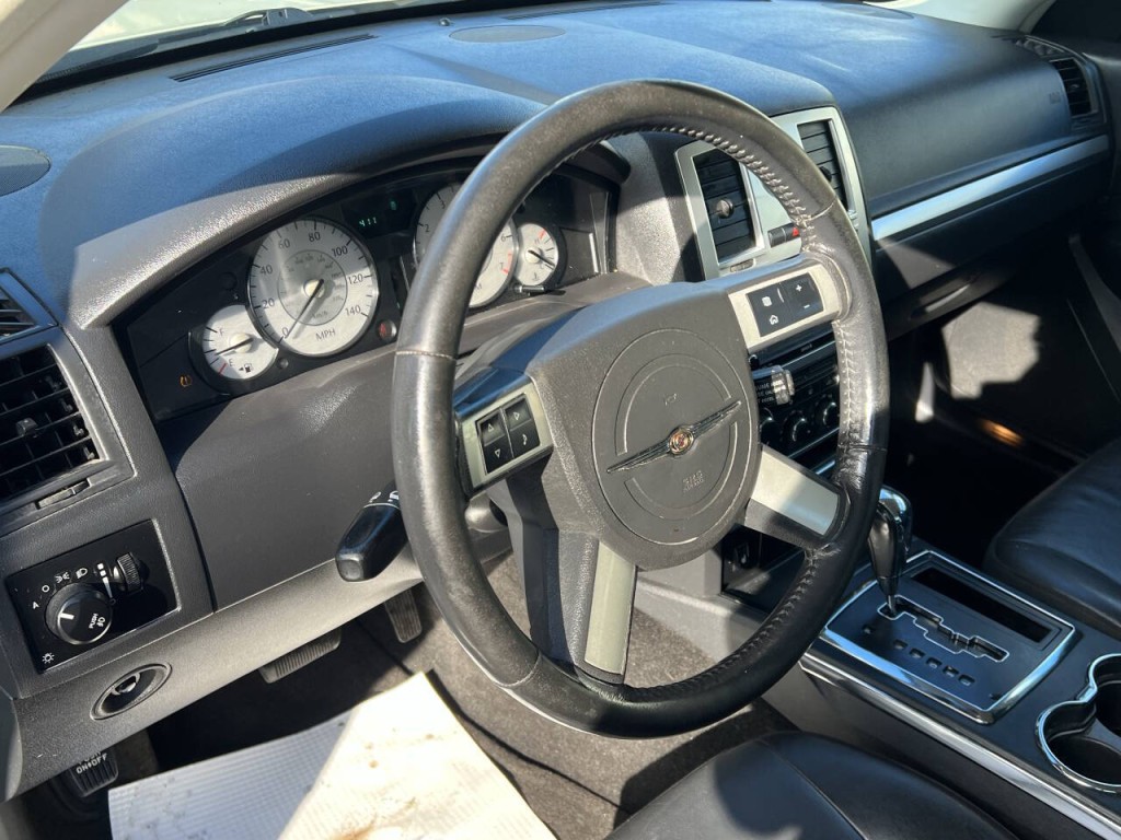 2010 Chrysler 300 Image 13