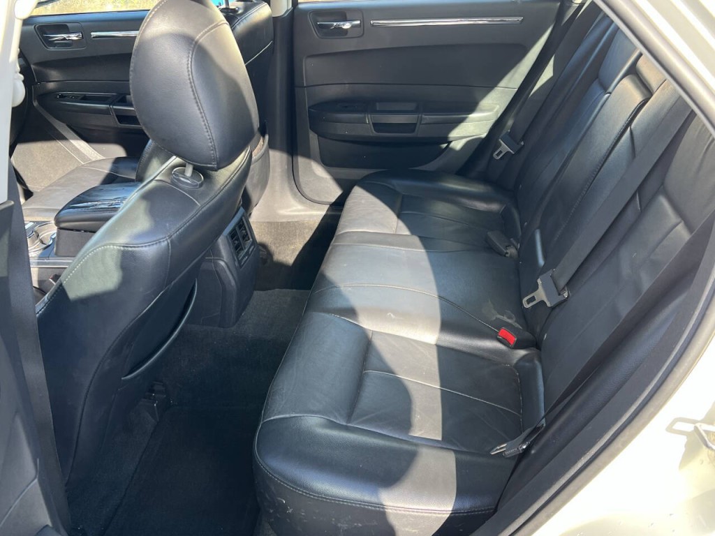 2010 Chrysler 300 Image 14