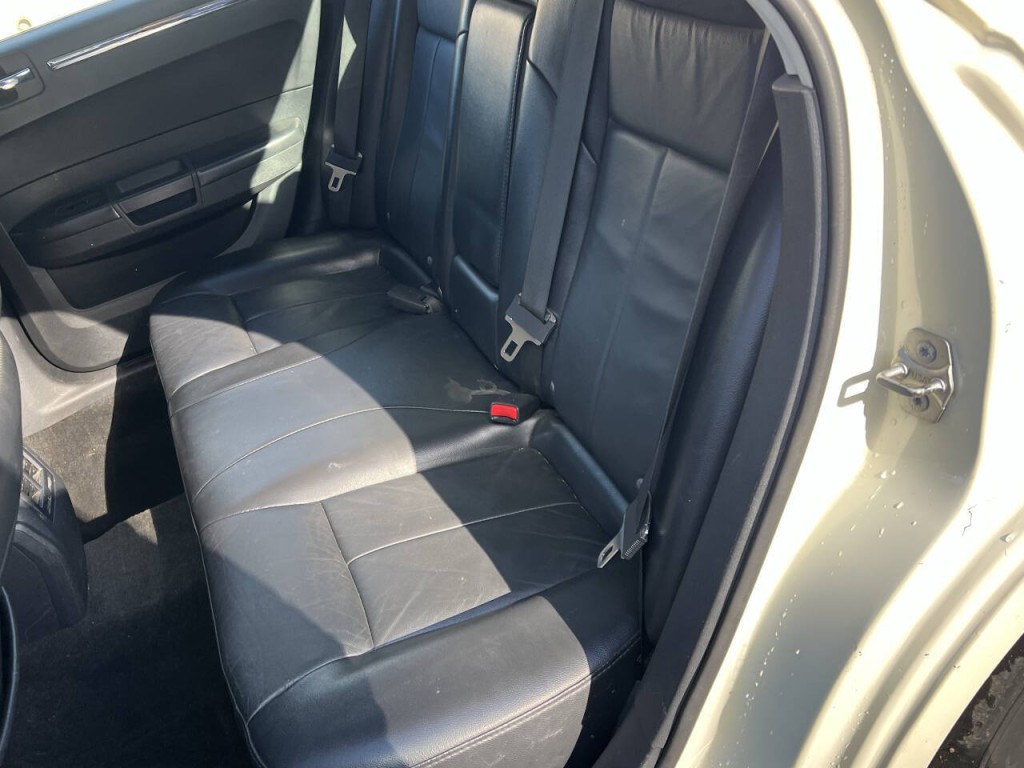 2010 Chrysler 300 Image 15