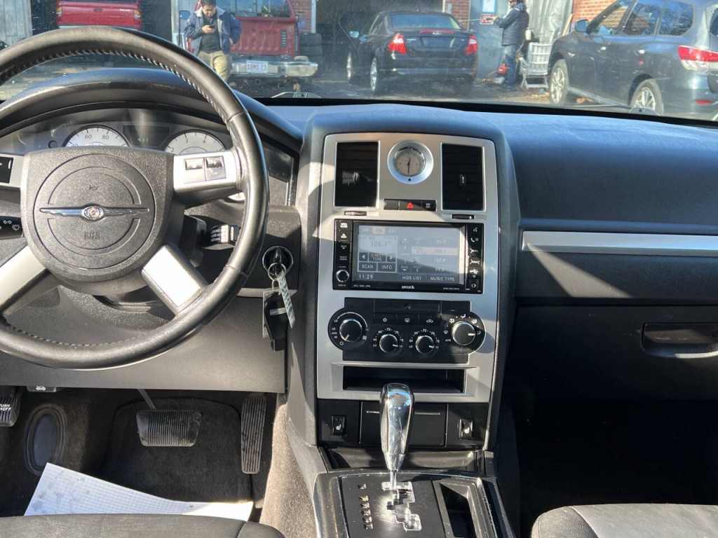 2010 Chrysler 300 Image 16