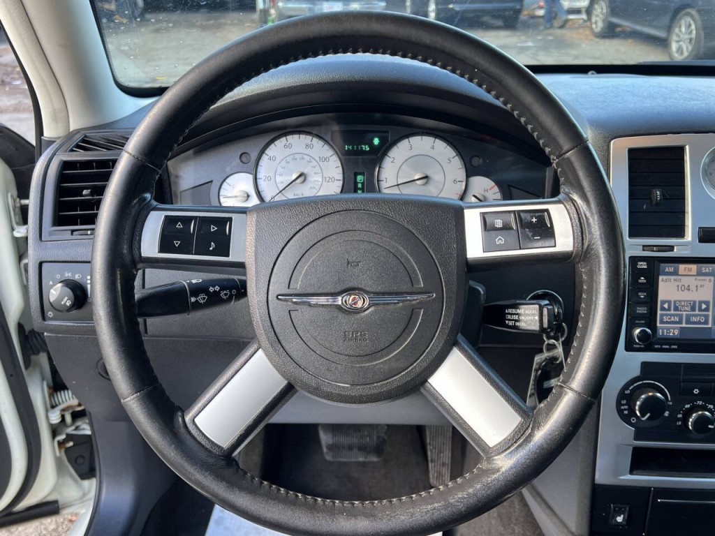 2010 Chrysler 300 Image 18