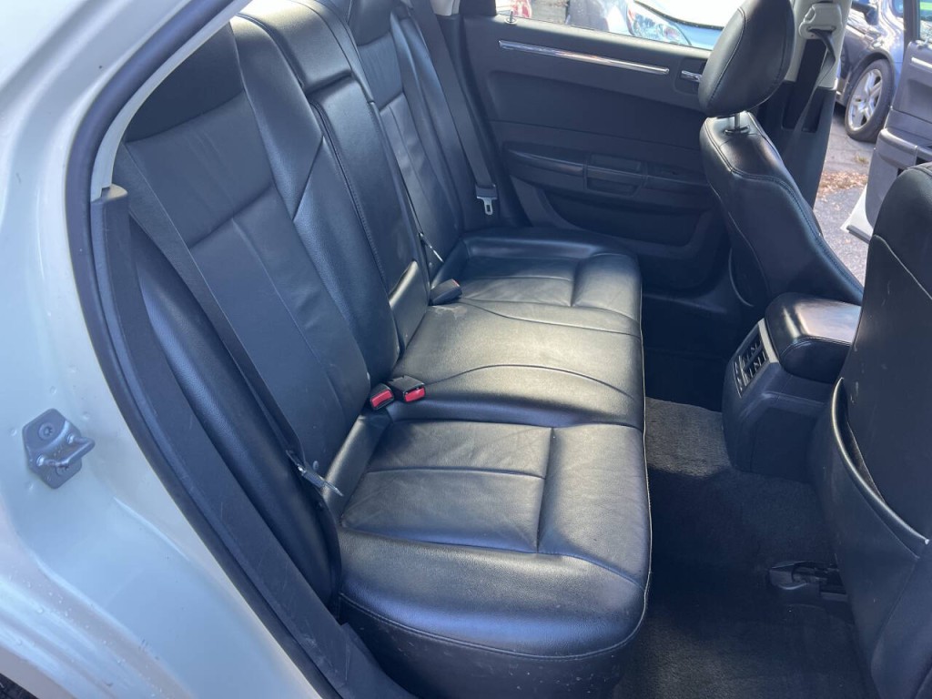 2010 Chrysler 300 Image 19