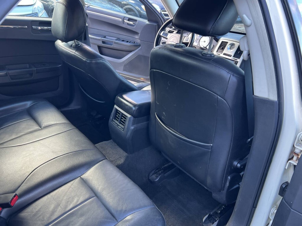 2010 Chrysler 300 Image 20