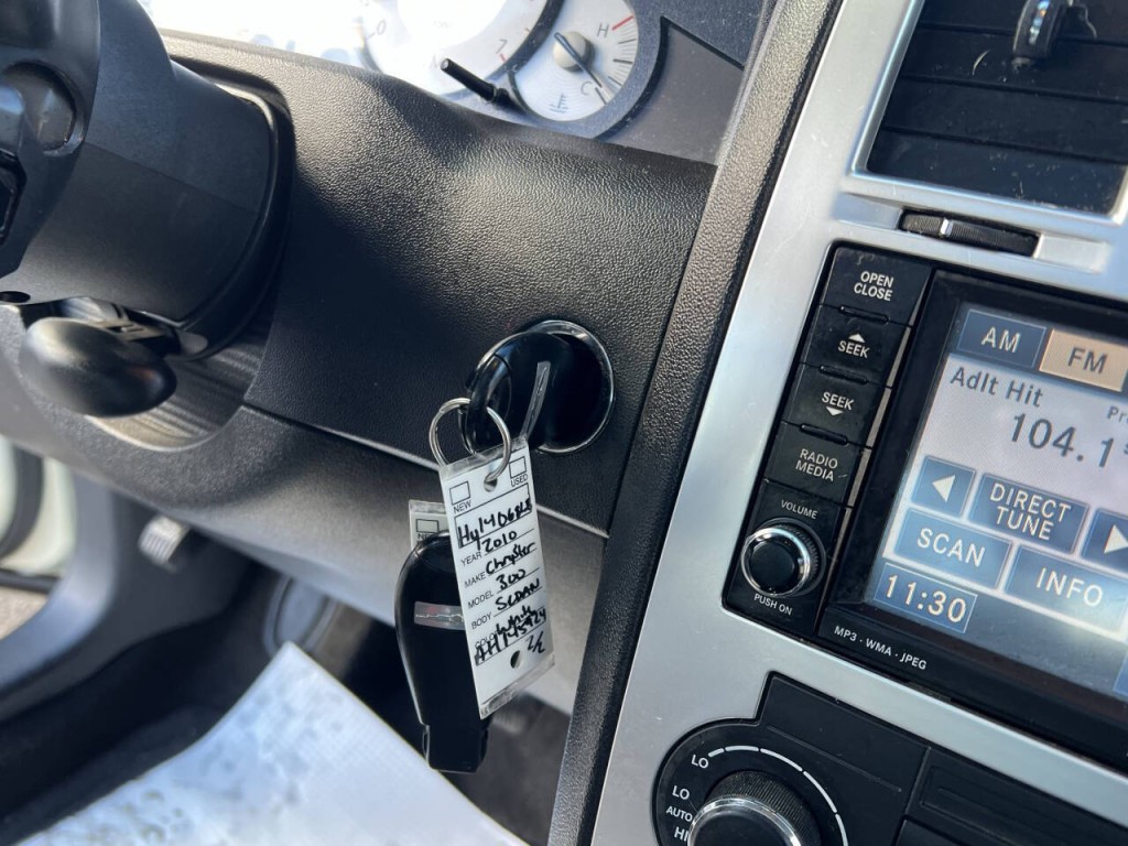 2010 Chrysler 300 Image 21