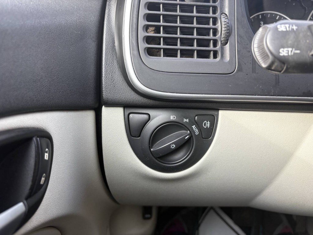 2011 Saab 9-3 Image 11