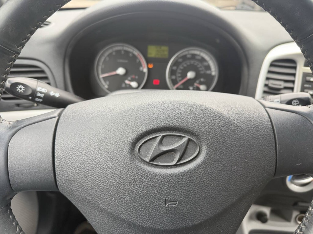 2008 Hyundai Accent Image 12