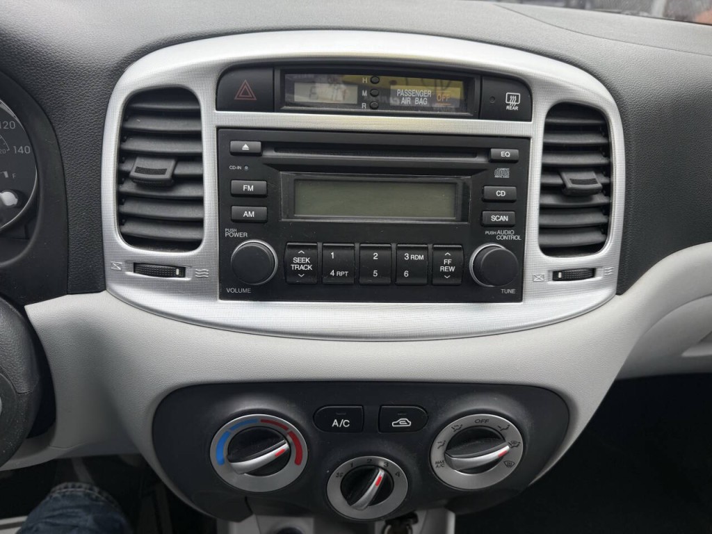 2008 Hyundai Accent Image 13