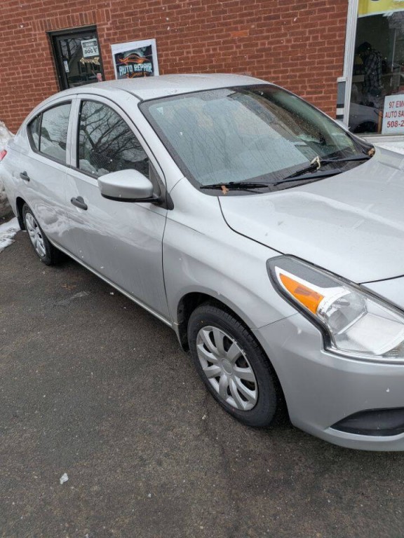 2017 Nissan Versa Image 4