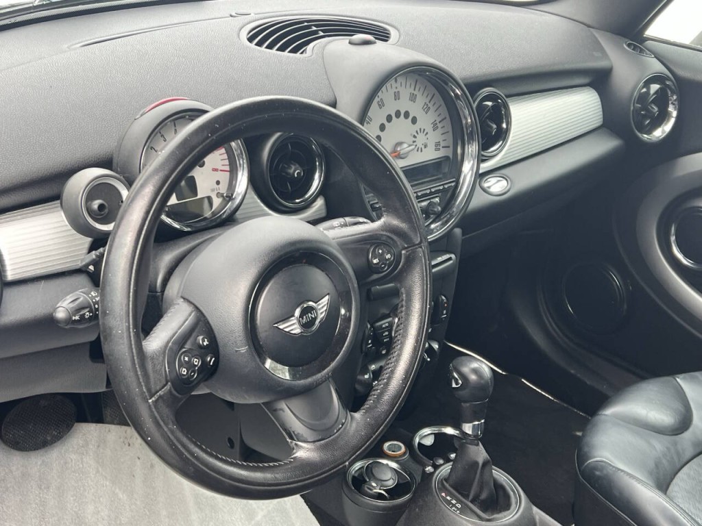 2011 MINI Cooper Image 6