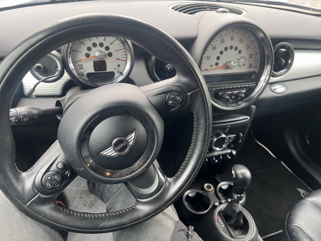 2011 MINI Cooper Image 10