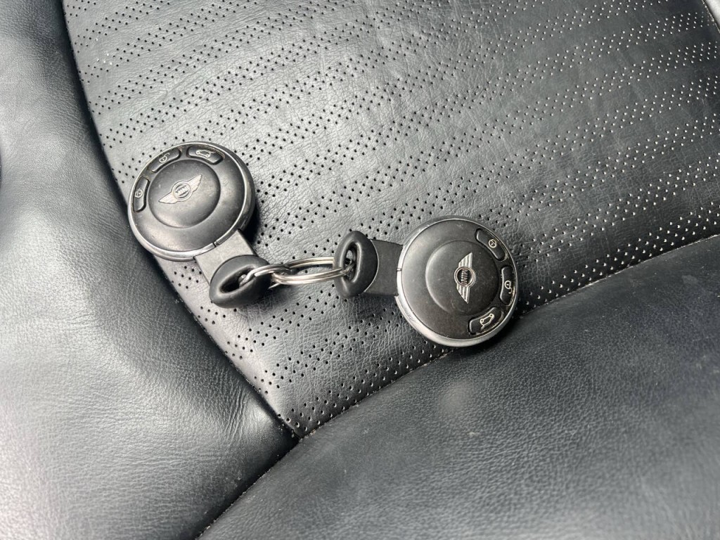 2011 MINI Cooper Image 14