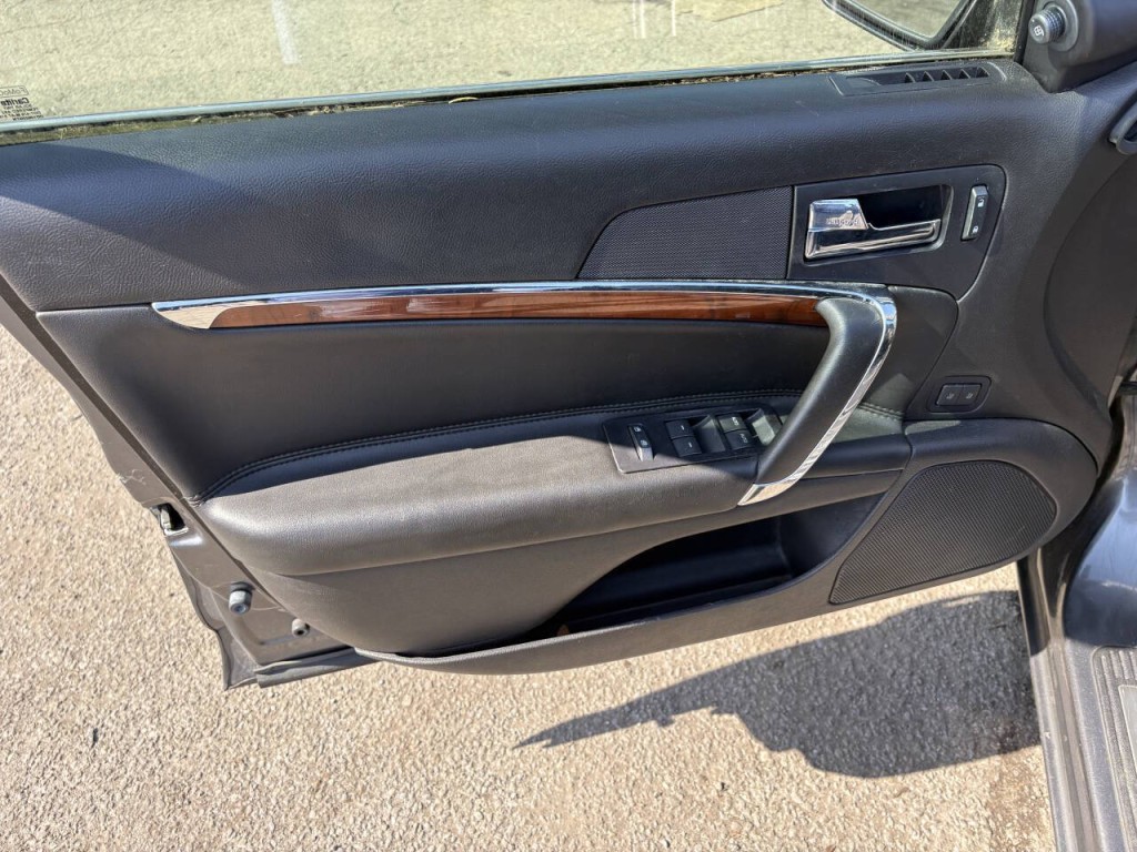 2012 Lincoln MKZ Image 17