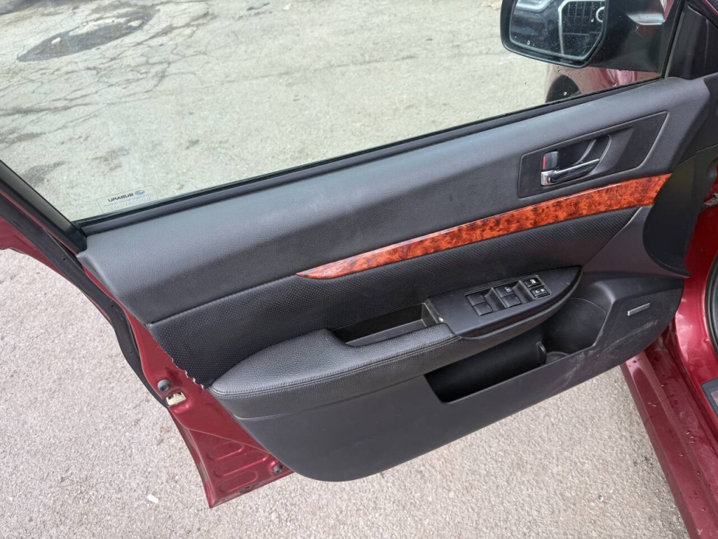 2010 Subaru Legacy Image 9