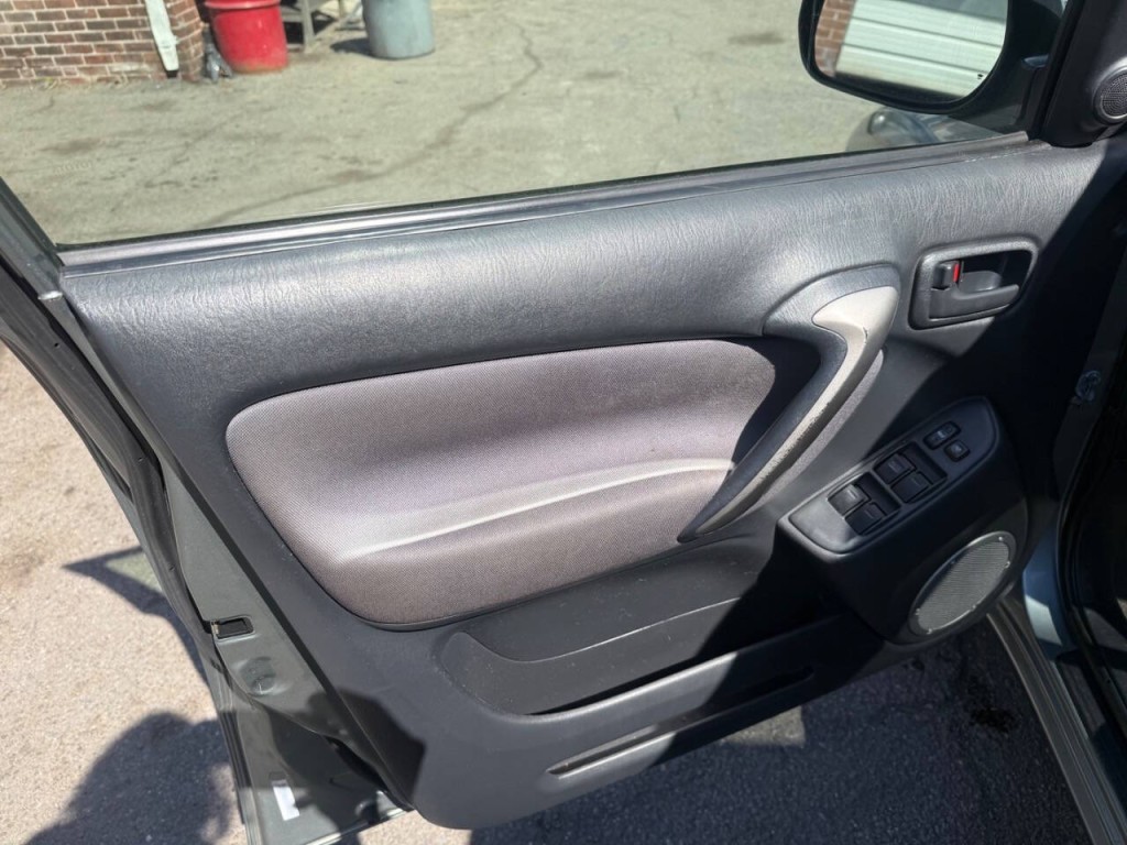 2004 Toyota Rav4 Image 8