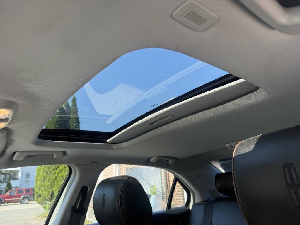 2012 Lincoln MKZ Image 16