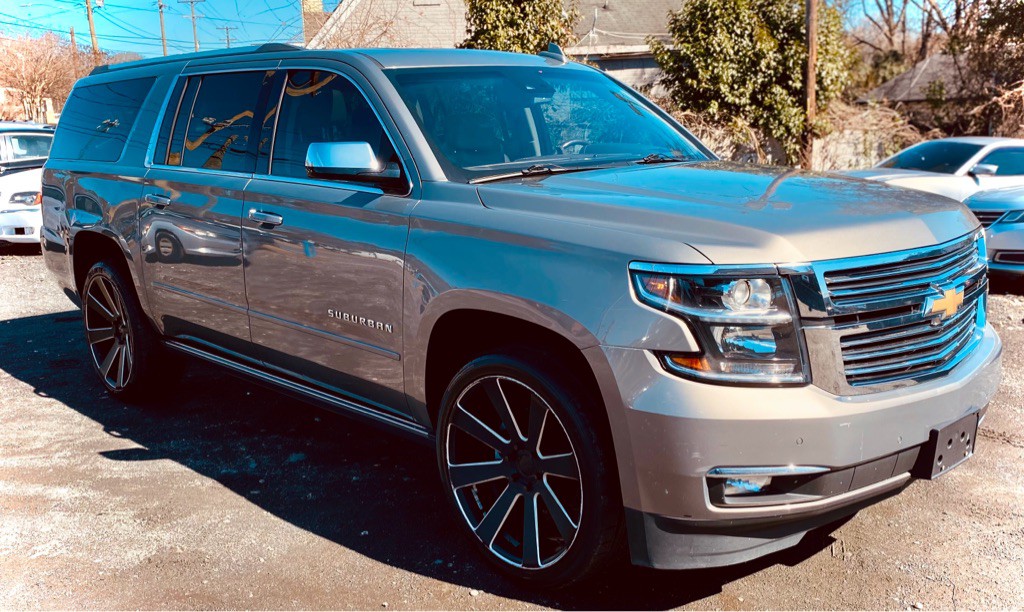 2017 Chevrolet Suburban Image 2