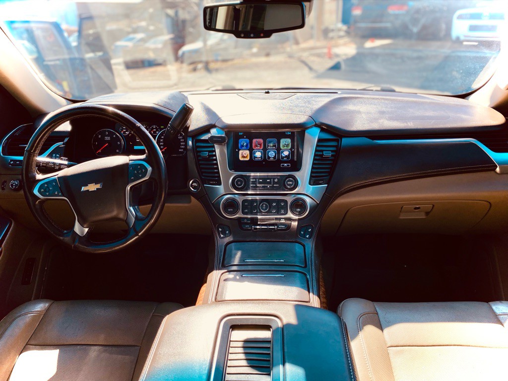 2017 Chevrolet Suburban Image 3