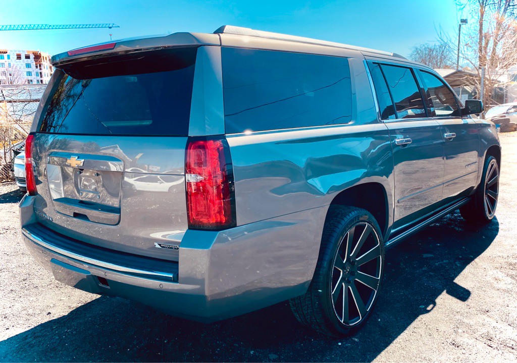 2017 Chevrolet Suburban Image 5