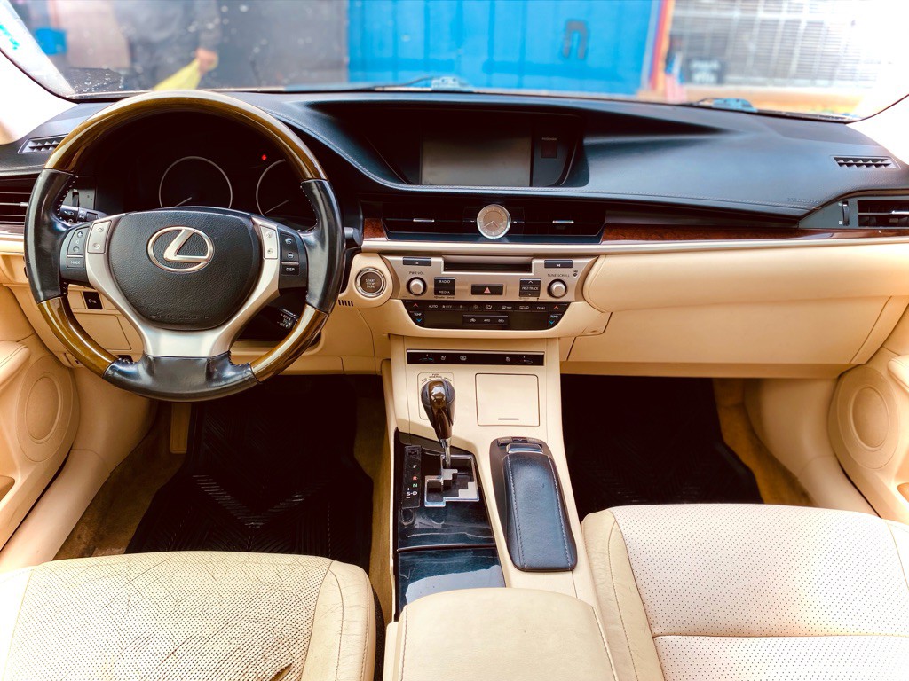 2013 Lexus ES Image 2