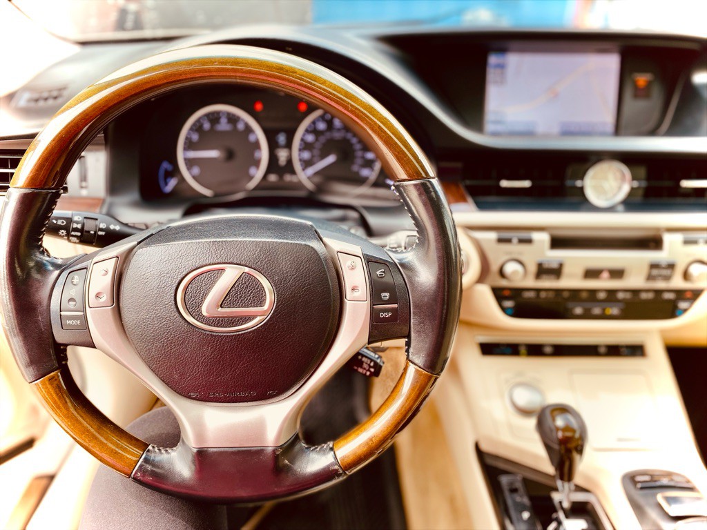 2013 Lexus ES Image 10
