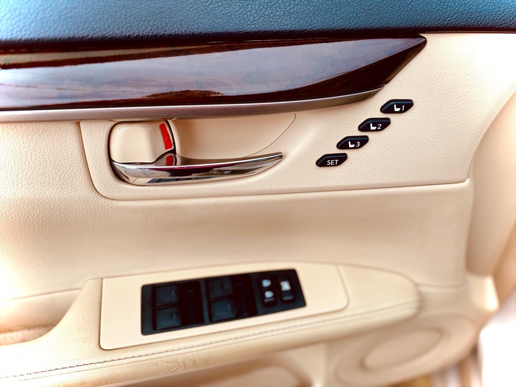 2013 Lexus ES Image 11