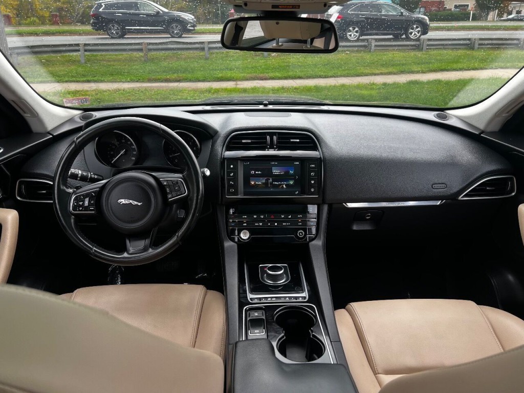 2017 Jaguar F-PACE Image 26