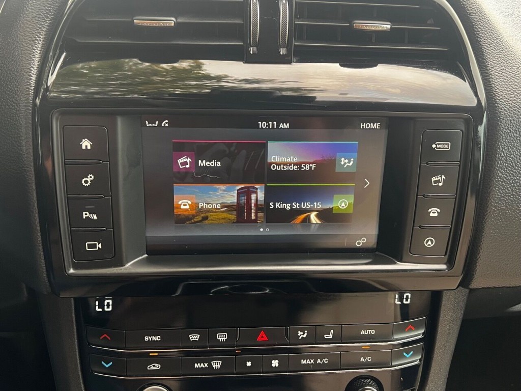 2017 Jaguar F-PACE Image 31