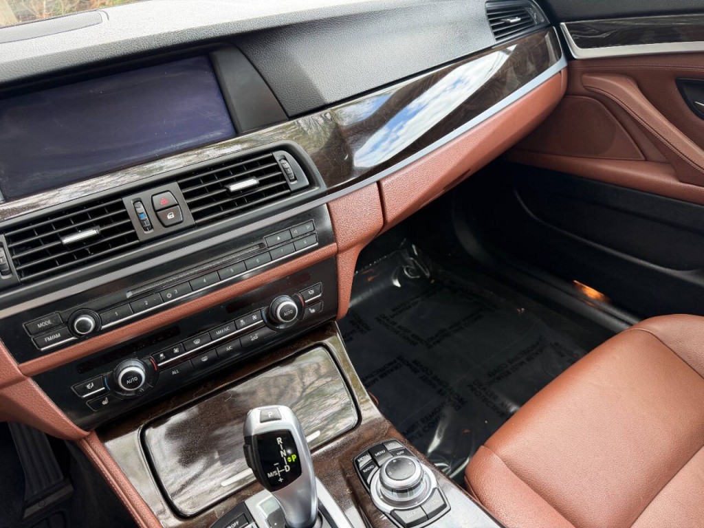 2013 BMW 5 Series Image 25