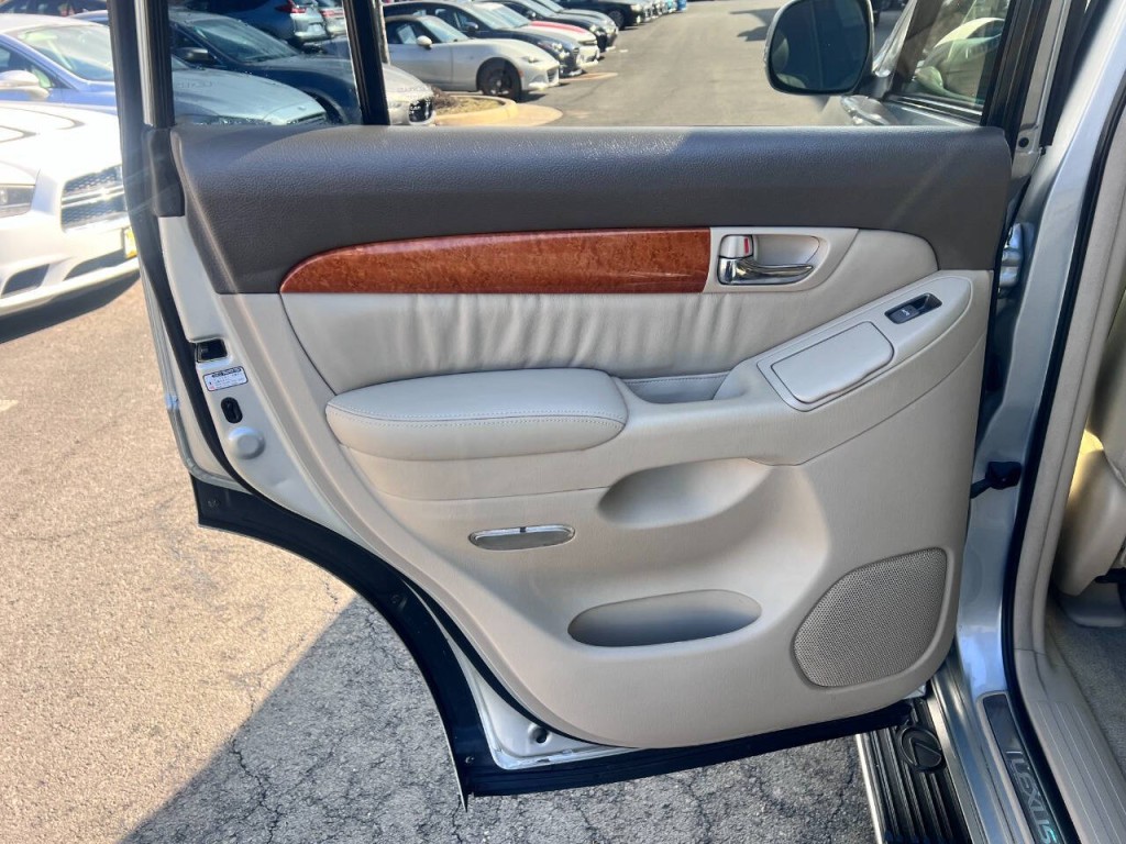 2004 Lexus GX 470 Image 10
