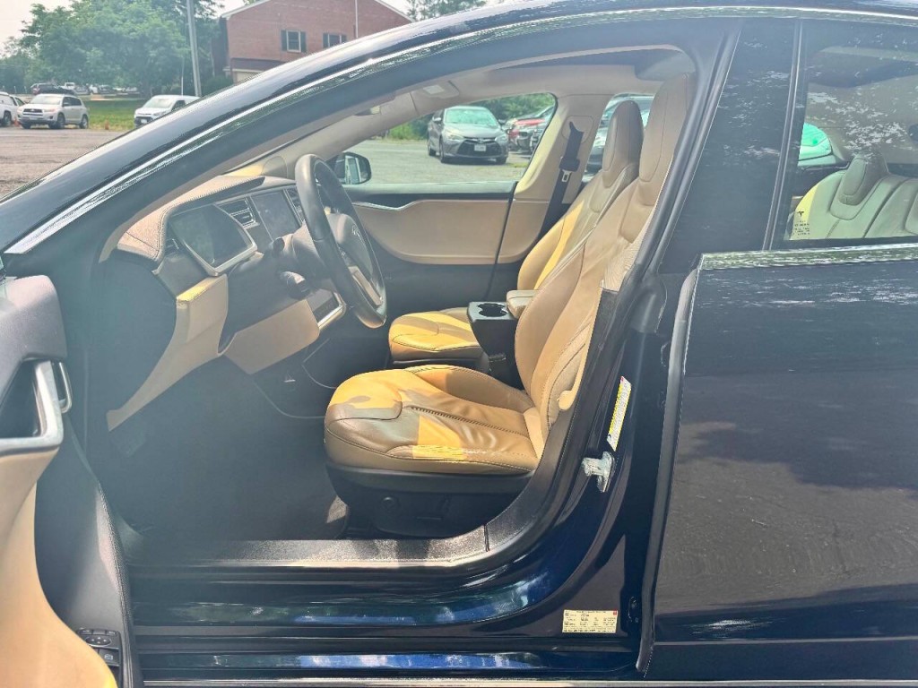 2013 Tesla Model S Image 8