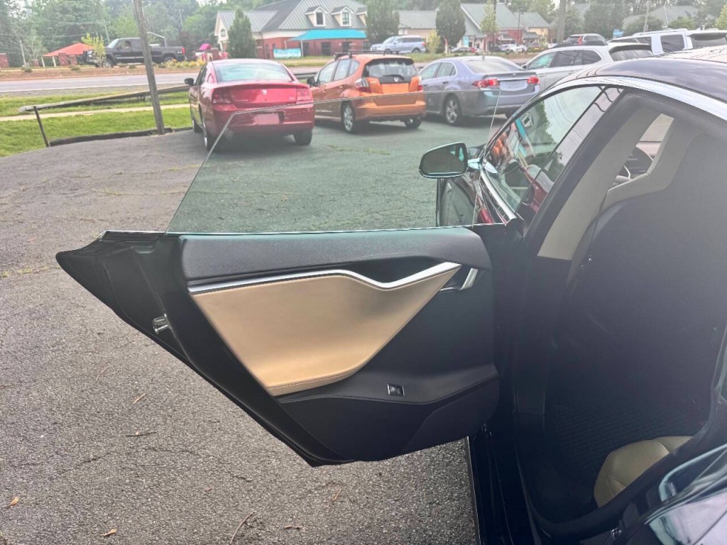 2013 Tesla Model S Image 10