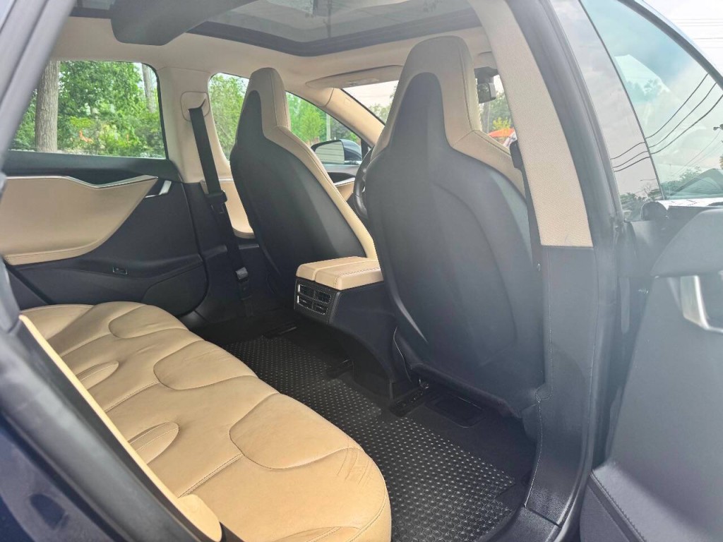 2013 Tesla Model S Image 16