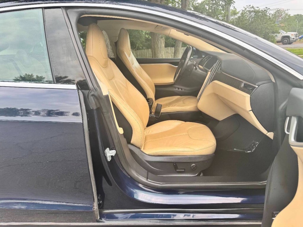 2013 Tesla Model S Image 18