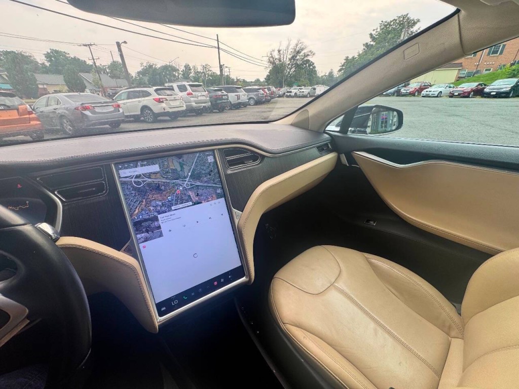 2013 Tesla Model S Image 28