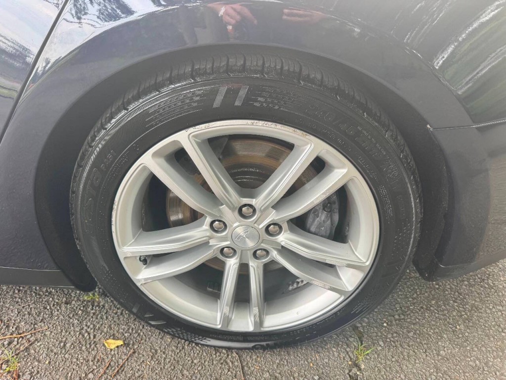 2013 Tesla Model S Image 31