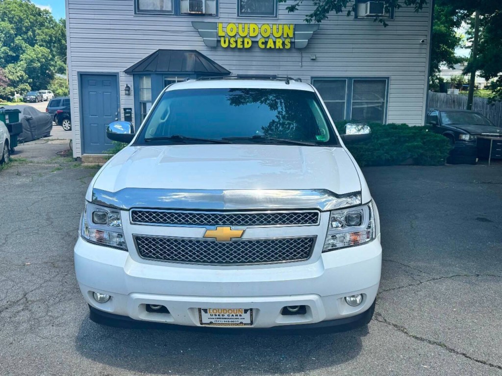 2014 Chevrolet Suburban Image 2