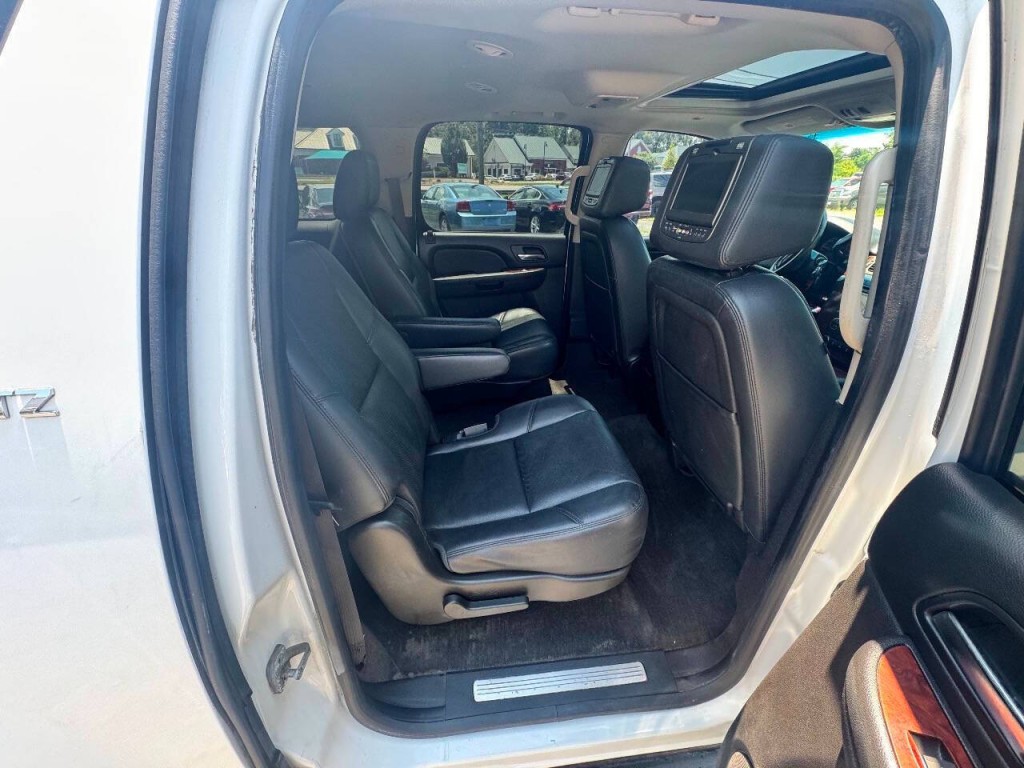 2014 Chevrolet Suburban Image 11