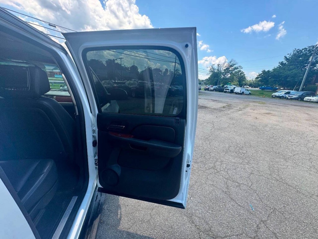 2014 Chevrolet Suburban Image 12