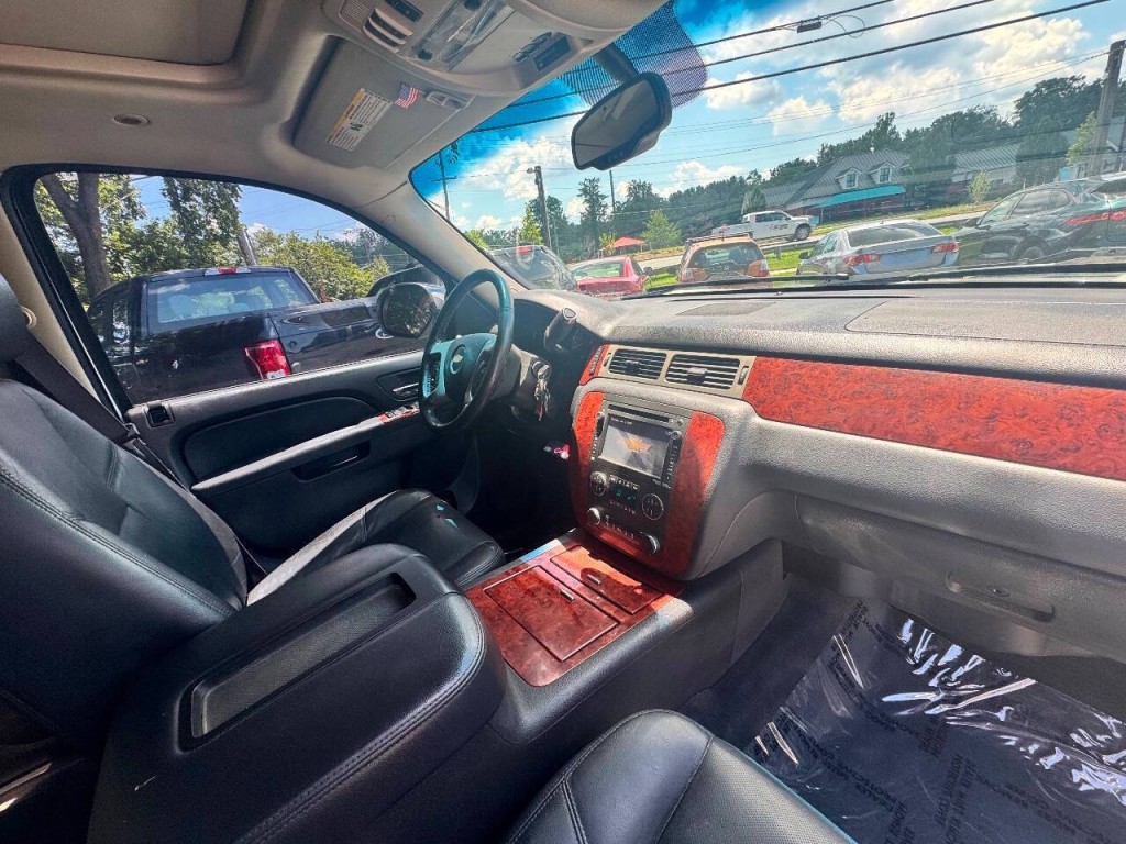 2014 Chevrolet Suburban Image 14